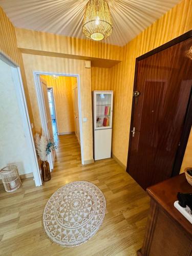 Il comprend un salon doté de parquet et d'une porte. dans l'établissement Spacieux 2 chambres 65m2 climatisé au village médiéval entre Nice et Antibes, à Villeneuve-Loubet