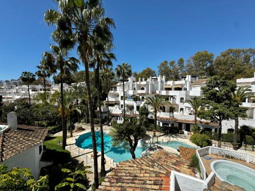 una vista aérea de un complejo con piscina en Golden Beach Fuerteventura - EaW Homes, en Marbella