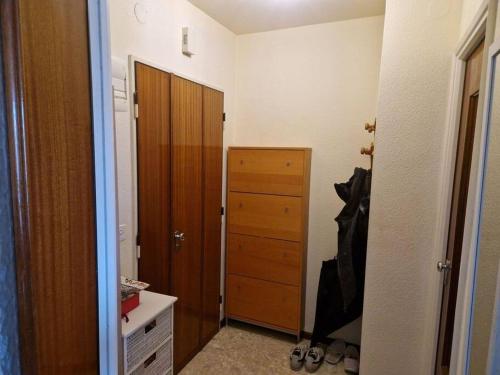 Appartement meublé 1,5 p. Genève في جنيف: غرفة مع خزانة مع خزانة وباب