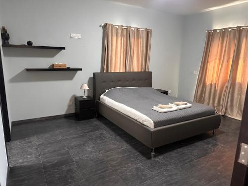 ein Schlafzimmer mit einem Bett mit zwei Handtüchern darauf in der Unterkunft MYresidense in Episkopi, Limassol