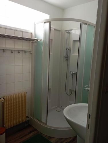 une salle de bain avec douche et lavabo dans l'établissement gite du puits, à Bernières-dʼAilly
