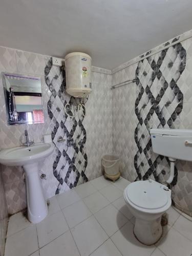 łazienka z toaletą i umywalką w obiekcie Jungle Stay Dalhousie(Kalatop) w mieście Dalhousie