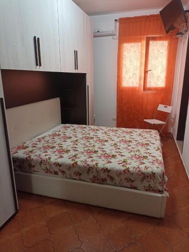 Tempat tidur dalam kamar di Mini appartamento