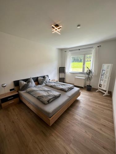 Un dormitorio con una cama grande y una ventana en Ferienwohnung Nähe Redbullring, en Sankt Lorenzen bei Knittelfeld