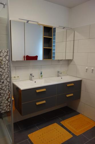 uma casa de banho com um lavatório e um espelho em Stiftsblick em Spital am Pyhrn