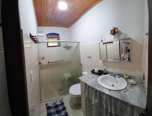 ein Bad mit einem Waschbecken und einem WC in der Unterkunft Cantinho da Siriema - Sua fuga de diversão na Natureza a 55km de BH 