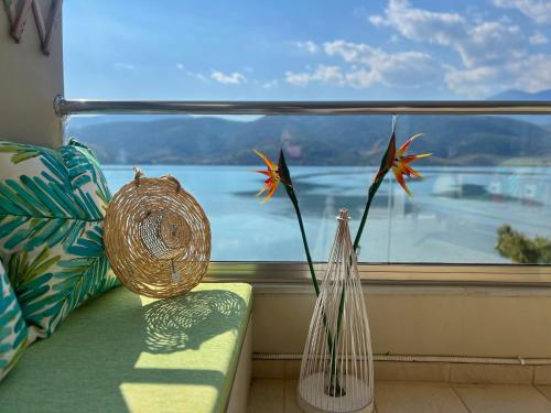 dos jarrones sentados en un banco en una ventana en Beach House in Itea-Delphi en Itea