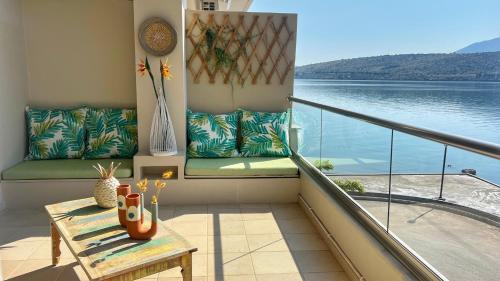 balcón con bancos y vistas al agua en Beach House in Itea-Delphi en Itea