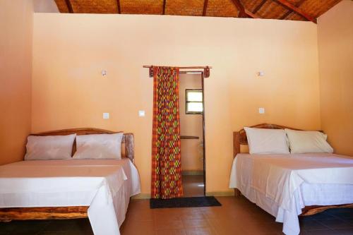 um quarto com 2 camas e uma janela em Little's Nature Retreat em Kartung