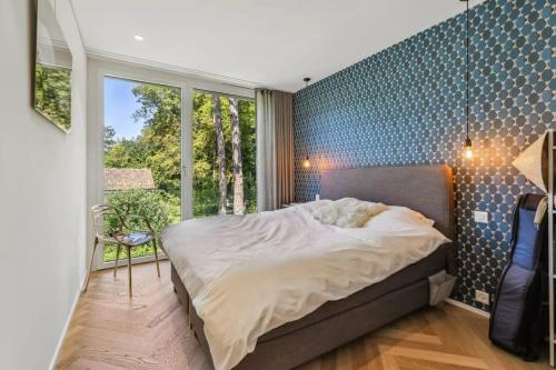 1 dormitorio con cama y ventana grande en 4 Bedroom Contemporary Luxury Villa in Geneva Perfect for families by GuestLee, en Ginebra