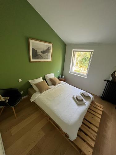 une chambre avec un grand lit avec un mur végétal dans l'établissement Domaine Horizon, à Toulouse