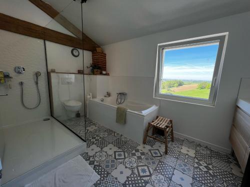 une salle de bain avec douche et baignoire et toilettes dans l'établissement Domaine Horizon, à Toulouse