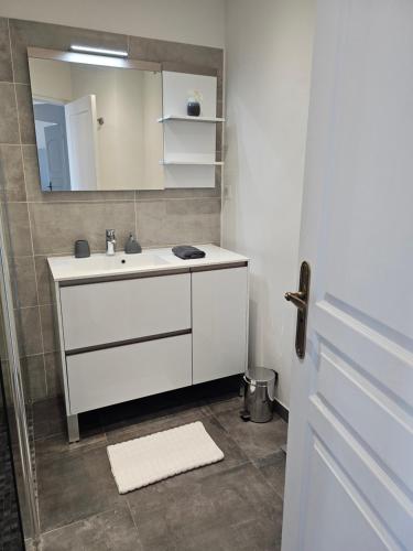 uma casa de banho com um lavatório branco e um espelho. em Les Sables - 75 m2 - 4 stars tourism Panoramic View em Antibes