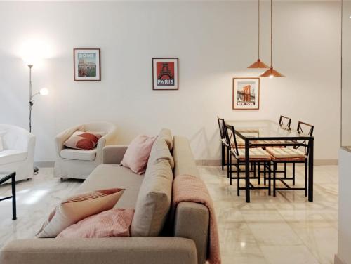 uma sala de estar com um sofá e uma mesa em Viktory Apartments em Valladolid