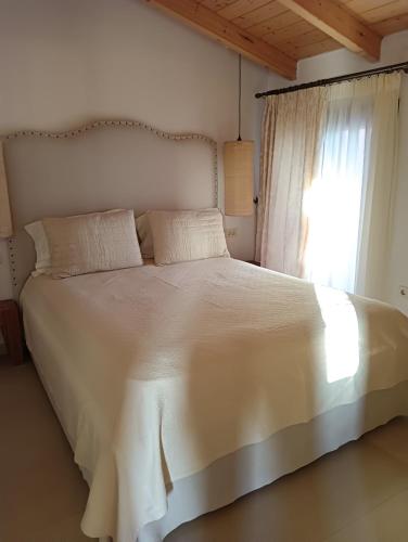 Una cama o camas en una habitación de Amaryllis Luxury Suite