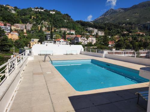 Бассейн в Roca Sea Apartment или поблизости