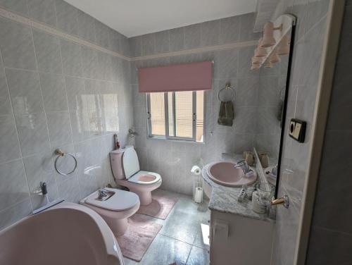 a bathroom with two sinks and a toilet and a tub at Casa Plaza Relleu in Relleu