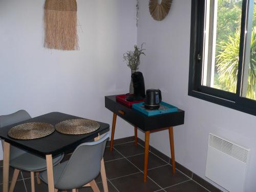 Habitación con mesa, mesa y sillas. en La petite chambre du lac, en Carcassonne