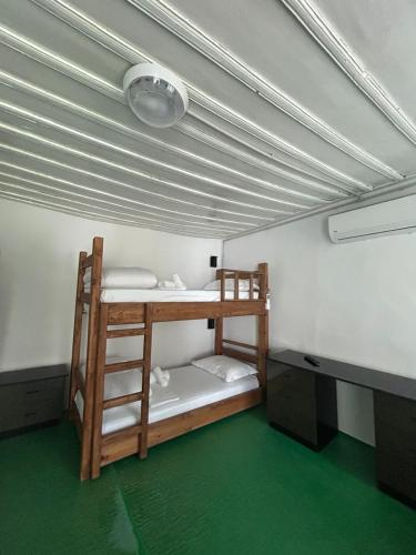 Etagenbett in einem Zimmer mit einer Decke in der Unterkunft The Bridge Hostel in Berat