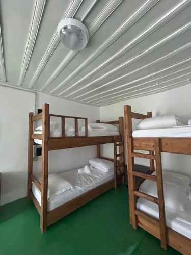 2 Etagenbetten in einem Zimmer mit einer Decke in der Unterkunft The Bridge Hostel in Berat