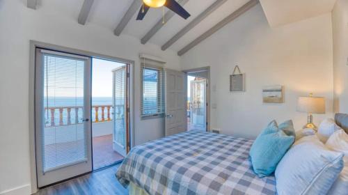 Catalina Island Getaway With New 6 Seat Golf Cart في أفالون: غرفة نوم بسرير وشرفة