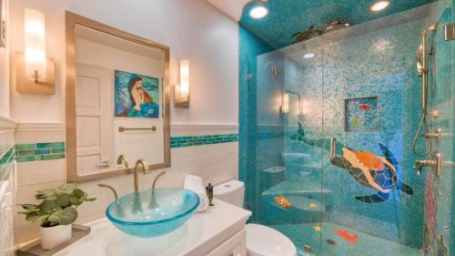 uma casa de banho com um lavatório e uma cabina de duche em vidro. em Catalina Island Getaway With New 6 Seat Golf Cart em Avalon