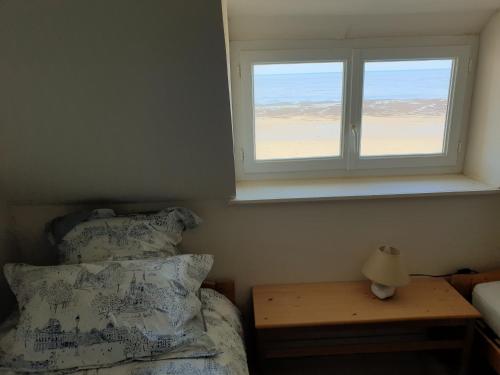 グランカン・メジーにあるVilla Familiaのベッドルーム1室(ベッド1台、窓、テーブル付)
