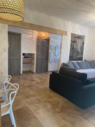 ein Wohnzimmer mit einem Sofa und einem Tisch in der Unterkunft Entre les Alpilles et le Luberon 3 chambres 10 pers in Cavaillon