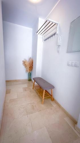 a room with a bench in the corner of a room at Alojamientos Claus in Almodóvar del Río