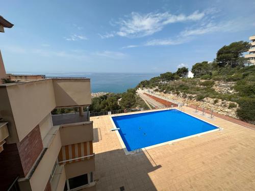 una piscina al lado de un edificio en Apartamento 2 habitaciones Cap Salou en Salou