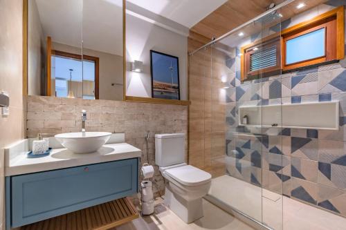 een badkamer met een wastafel, een toilet en een douche bij Apartamento de Charme no Cumbuco - Condomínio Jardim Reale in Caucaia