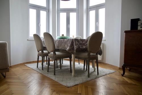 een eettafel en stoelen in een kamer bij Apartament Ratuszowy in Cieszyn