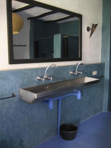 uma casa de banho com um lavatório e um espelho em Riad darnolè em Arzila