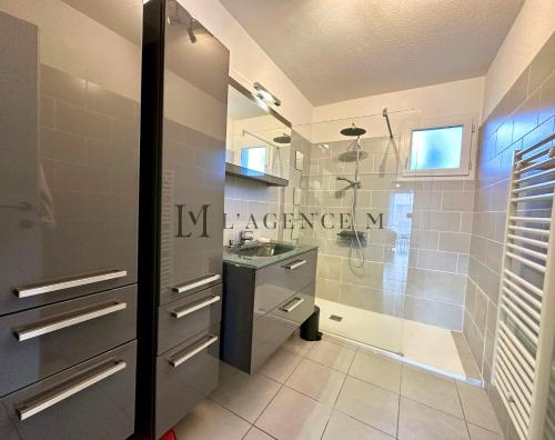 une salle de bain avec douche et lavabo dans l'établissement Appartement Cardellu Paisible & centre-ville CALVI, à Calvi