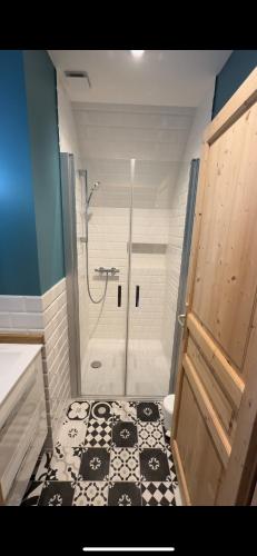 une salle de bain avec douche et toilettes dans l'établissement Maison de maître avec piscine, à Quetteville