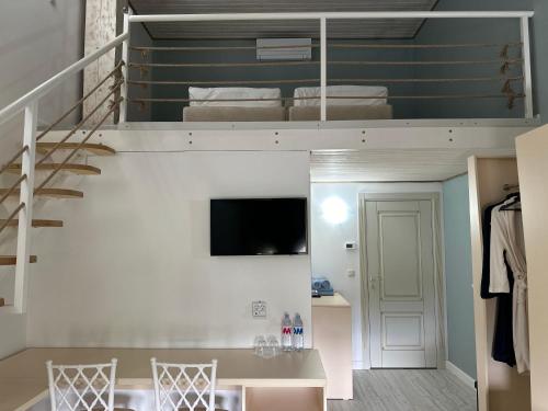 ein Wohnzimmer mit einem Hochbett und einer Treppe in der Unterkunft Pensiunea Ancuței in Şerpeni