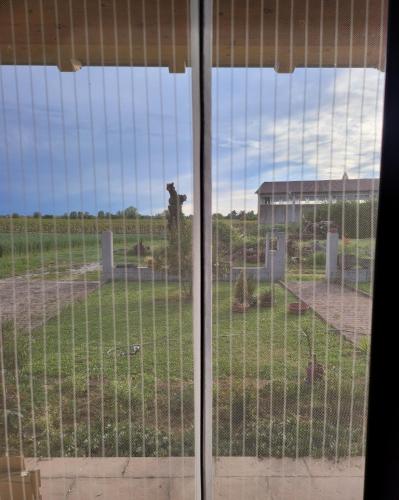 una ventana con vistas a un campo en Casa dei Prati, en Brendola