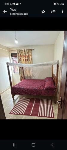 Imagen de avisor de una cama en una habitación en cozyhome256, en Kampala