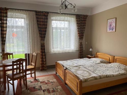 1 dormitorio con 1 cama, mesa y sillas en Jurajka en Żarki