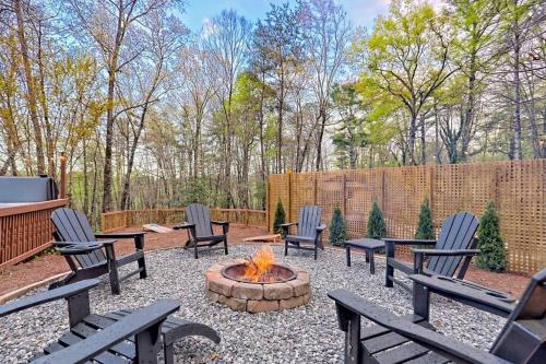 d'une terrasse avec des bancs et un foyer extérieur avec une clôture. dans l'établissement Near Downtown Helen - HotTub, Sauna, Game Room, Fire Pit, à Helen