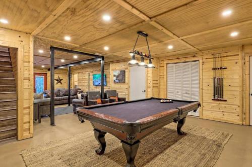 um quarto com uma mesa de bilhar num quarto em Near Downtown Helen - HotTub, Sauna, Game Room, Fire Pit em Helen