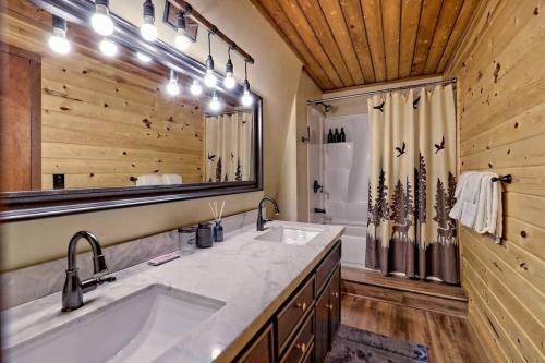 Ein Badezimmer in der Unterkunft Near Downtown Helen - HotTub, Sauna, Game Room, Fire Pit