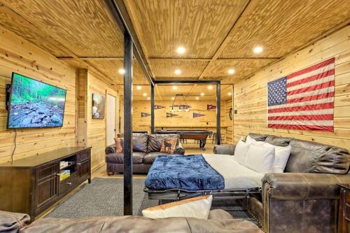 Ein Sitzbereich in der Unterkunft Near Downtown Helen - HotTub, Sauna, Game Room, Fire Pit