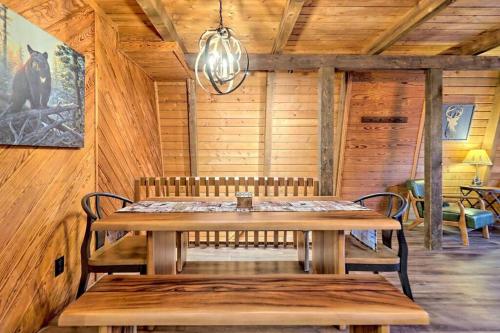 Ein Sitzbereich in der Unterkunft Near Downtown Helen - HotTub, Sauna, Game Room, Fire Pit