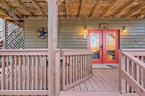 Ein Balkon oder eine Terrasse in der Unterkunft Near Downtown Helen - HotTub, Sauna, Game Room, Fire Pit