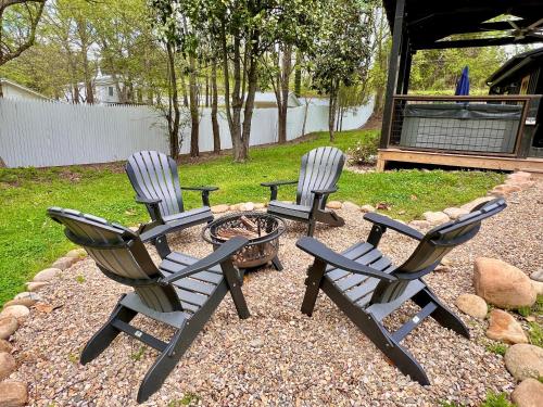 three chairs and a fire pit in a yard at Catons Chapel cabin in Sevierville