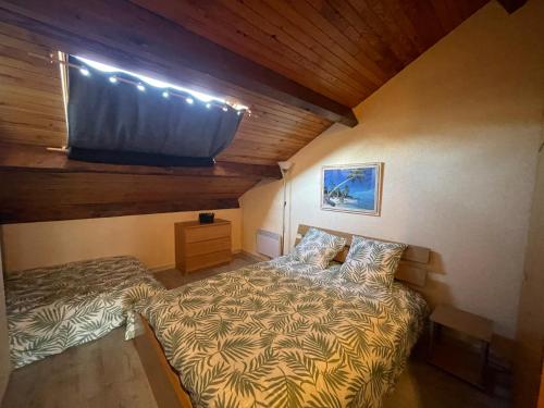 une chambre avec un lit et une télévision à écran plat dans l'établissement Location vacances Barcelonette, à Barcelonnette
