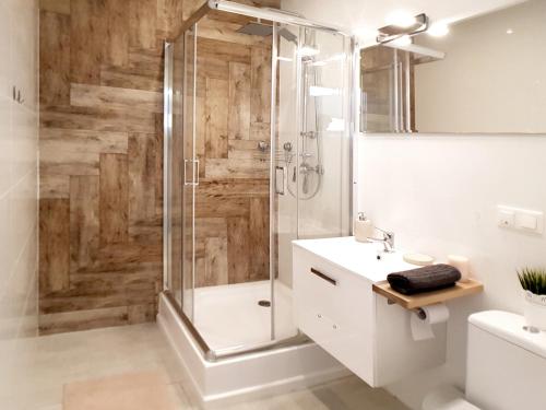un baño con ducha y lavabo en Apartament Peowiaków Gold, en Lublin