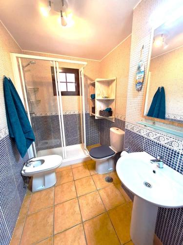 a bathroom with two sinks and a toilet and a shower at Buen Camino El Cotillo in El Cotillo
