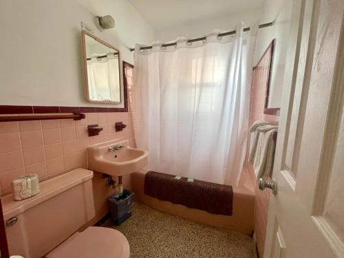 Ocean Holiday Motel في دايتونا بيتش: حمام مع حوض ومرحاض ودش